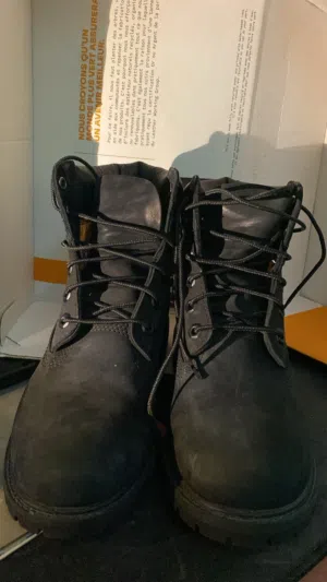 Timberland black boots (BARELY USED) in very good condition.