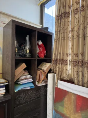 كونسول مع خزانة لون بني بحالة ممتازة