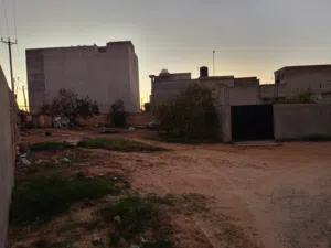 ارض للبيع.مساحتها2500م.يوجد بها مبناء بتكون طابقين نظام اربعة شقق