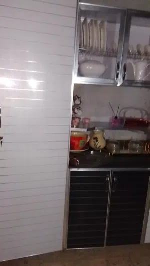 مطبخ المنيوم متكامل مع الجرانيت والمغسول و2 كبتات رفوف كبيرة  وطاولة الطعام مع كرسي استعمال أشهر فقط