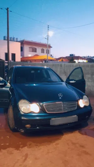 مرسيدس  C200 2001 فحص كامل فل عدا الجلد موتور 2000cc احمر كمبروسر دبل قير