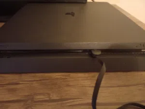 بليستيشن فور سليم معه ايد اصلية مستعمل بحالة الجديد مع لعبة FC25 وشاحن مجانا