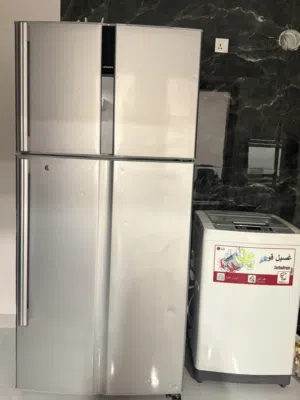 للبيع أجهزة منزلية بحالة ممتازة: ثلاجة هيتاشي وغسالة LG 8kg