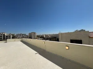 شقة للبيع مميزة جدآ في البنيات طريق المطار جامعة البترا ثالث مع الروف من المالك مباشرة