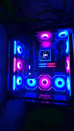 pc للبيع مع 3 شاشات و ماوس و كيبورد