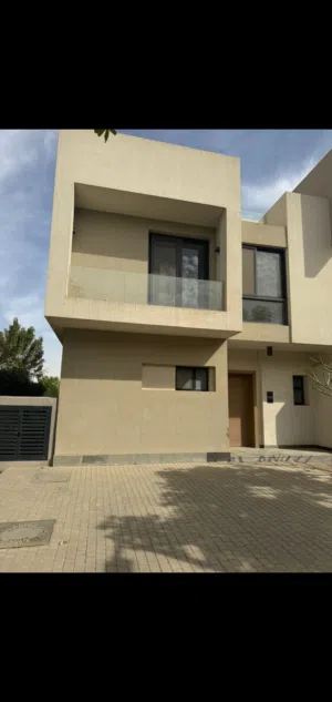 المالك متعثر في سداد باقي الأقساط، فرصة مميزة بسعر أقل من السوق.فيلا متشطبه 370 متر بمقدم750 الف