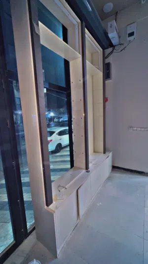 رفوف وميوزة جدد استعمال قليل جداً بسعر مناسب