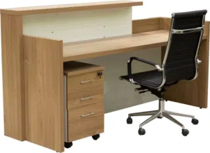 طاولة خشب بتصميم عصري ، وبحالة جيدة جداً - تتوفر مع الكراسي - بسعر منخفض تتوفر كمية محدودة