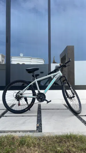 26” MTB for sale in excellent condition ready to ride with extra light and horn سيل مقاس 26 للبيع