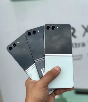 عرض خااص : Samsung Z flip 5 256gb هاتف بحالة الوكالة بدون اي شموخ أو مشاكل مع ضمان و ملحقات بأقل سعر