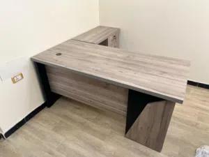 مكتب زاوية عملي بتصميم عصري مناسب للمكاتب والشركات مساحة عمل واسعة مع أدراج للتخزين وقفل للمحافظة عل