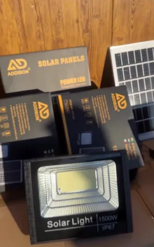 لوحة مع كشافين طاقة شمسية 1500 وط ماركة اديسون العالمية