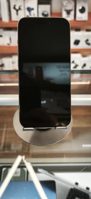 iphone 15 pro تخزين 128g لون تيتانيوم بطارية 86% خالي من الخدوش  بحالة الوكالة