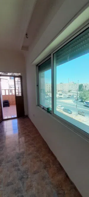 شقة للايجار ضاحية الامير حسن ثلاث نوم وغرفة ضيوف وغرفة معيشة ايجارها الشهري 240 دينار