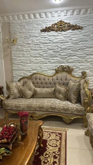 قنفات كنب 2 كبار وكرسيين و2coffee tables و 3 طاولات تقديم ذهبية ودفاية مع إطارها للبيع
