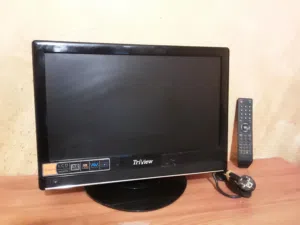 شاشة تلفزيون  حجم صغير  HD 19  نوع تريفو   تشبك عليها كمبيوتر وكاميرات وسماعات واجهزة اخرى  عليها من