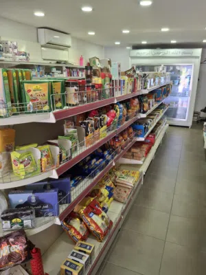 للبيع بداعي السفر: سوبر ماركت (خلو) بضاعة وتجهيزات. للجادين فقط