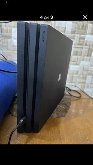 Ps4 pro  البيع مستخدم قليل مهكر يحتوي على 18 لعبه
