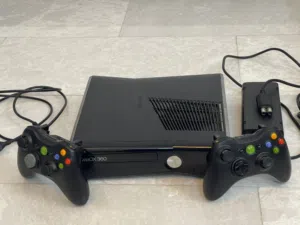 xbox 360 slim الجهاز كلش نظيف مساحه 250 غيغا هارد داخلي بي 52 لعبه الجهاز يشتغل و كلشي ما بي