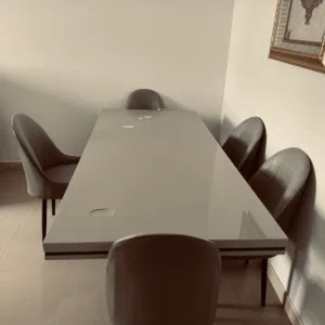 للبيع طاولة مع 6 كراسي