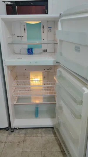 نبيع ثلاجه بحاله ممتازه استخدام بحاله جيده معا التوصل التشغيل والكفاله تبريد وتجميد قوي ماركه توشيبا