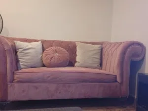 طقم كنب سبع مقاعد بلون مميز للبيع