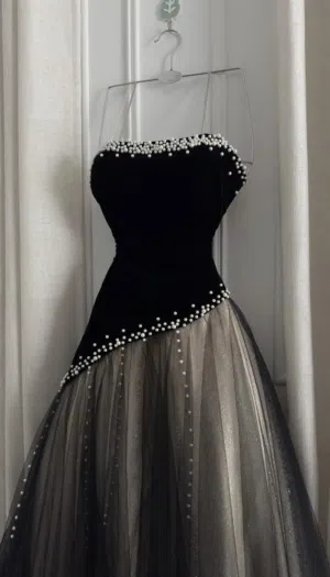 فستان مخمل ملكي اسود ومن الداخل بيج مرصع باللؤلؤ