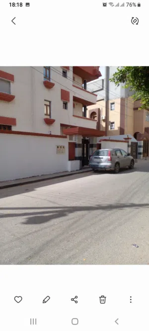 مبنى ثلاثة طوابق مفصولة