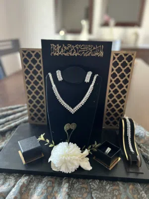 ستاند شبكة لون أسود مخملي مميز بزخارف ذهبية شبه جديد مستخدم مرة وحدة والله يبارك لصاحب النصيب