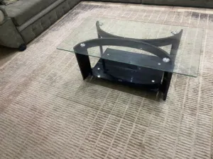 طاولة زجاجيه نفس الجديده