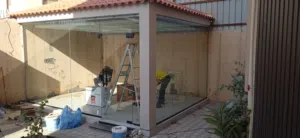 زجاج سكريت واجهات محلات شاورات مرايات صيانة زجاج وفك وتركيب دربزينات قواطع زجاجيه ابواب سحاب