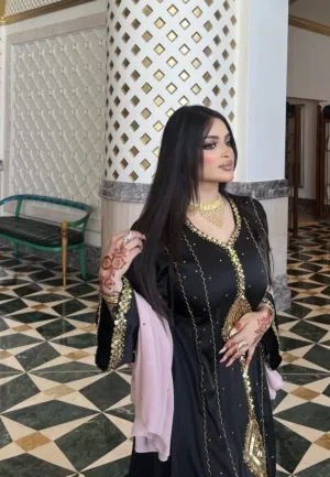 لبسه فخمه من مصممه بانوك مع شيلتها
