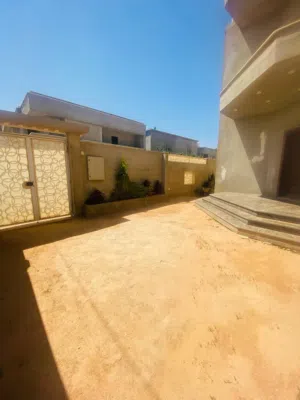 قريب من الطريق