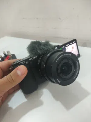 كاميرا سوني احترافية Sony ZV-E10 شبه جديدة  Mirrorless and interchangeable lens with 4k video 30fps