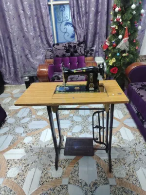 ماكنه خياطه + ميزه