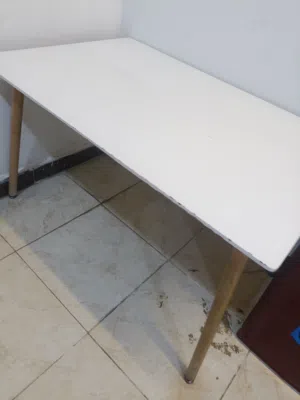 ميز طعام نظيف