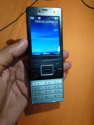 Sony Ericsson Hazel (J20i) slider phone.