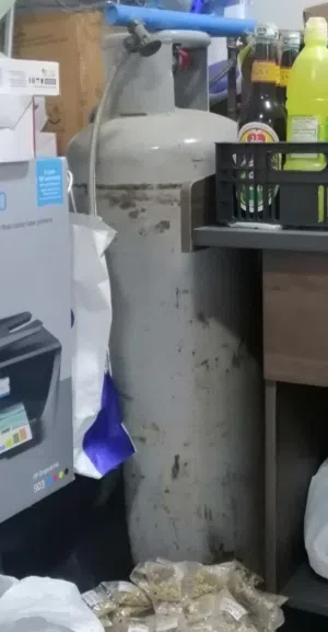 For sale, a gas cylinder that has only been used for 6 months and is still half full.