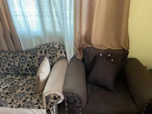 طقم كنب مع تلت طاولات +2كنباية مفرد  بحالة جيدة