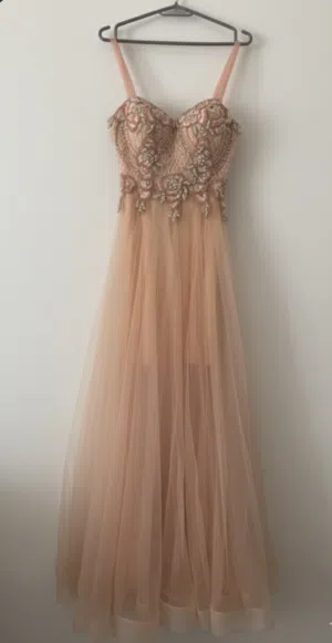 فستان أنيق بتصميم فخم وراقي، يبرز أنوثتك بكل تفاصيله.