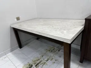 طاولة طعام رخامية