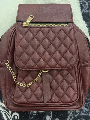 شنطة الظهر مارونية اللون جديدة