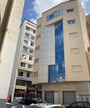 مبنى تجاري للبيع في شارع ميزران علي الرئيسي