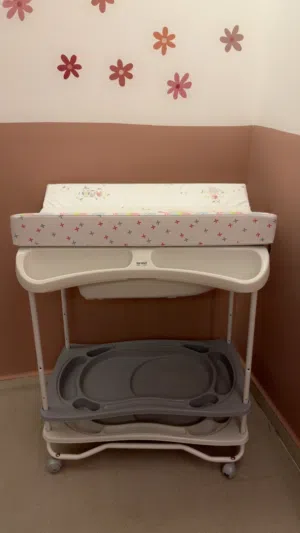طاولة غيار بيبي وبانيو استحمام بحالة الممتاز مع رف تخزين
