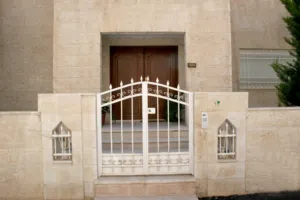 مطلوب شقه فارغه للايجار  السنوي في عمان الغربيه  يفضل أرضيه