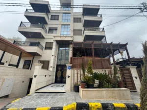 شقة ارضية للبيع بضاحية الاستقلال