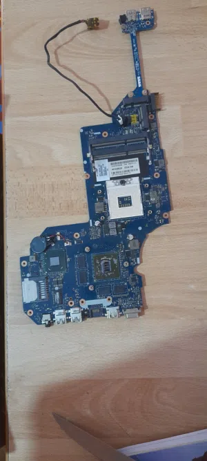 للبيع لوحة الأم (Motherboard) الأصلية الخاصة بجهاز HP Envy m6، مفكوكة من جهاز شغال وبحالة فنية ممتاز