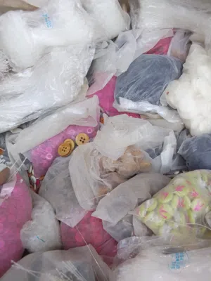 مجموعه كبيرة من الكلف أزرار جميع أنواع الملابس وجميع الألوان بالإضافة إلى كلبسات الملابس الجديدة