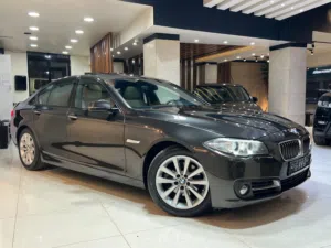 BMW 528i 2016 جولد بكج وارد شركه ابو خضر وعداد قليل فحص كامل بحاله الوكاله
