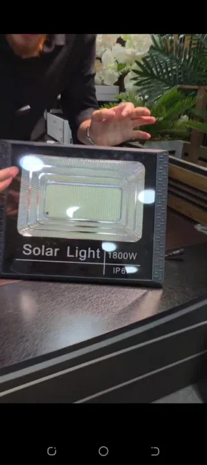 كشاف طاقة شمسية الجودة العالية 1800 خلية منفصلة وسلك بطول 5 متر   يعمل لغاية 10 شاعة اضاءة